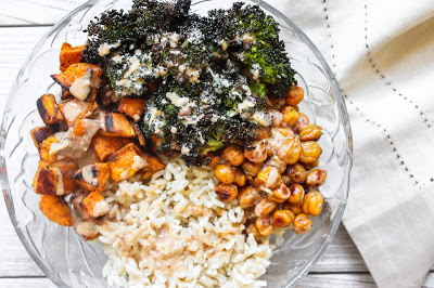 Close shot of the roasted veggie rice bowl with a beige linen napkin