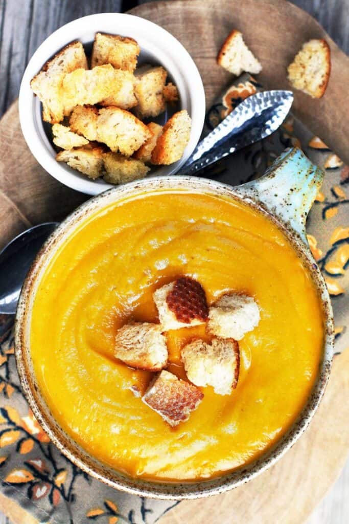 overhead shot of the vegetable spoup with croutons.