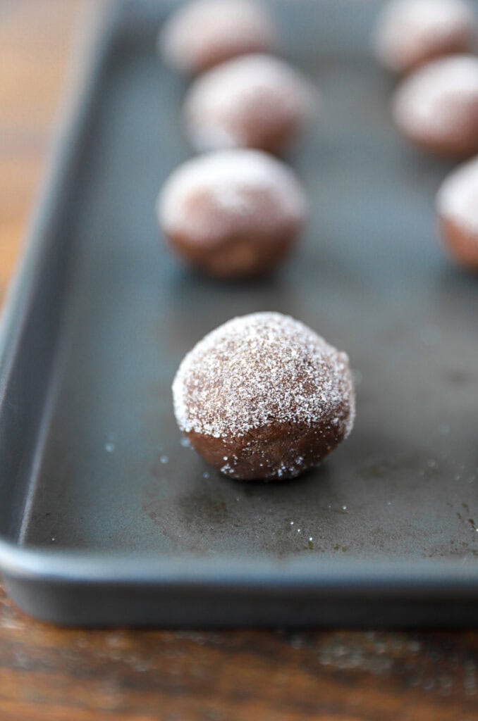 the unbaked cookie dough balls rolled in the cinnamon sugar.